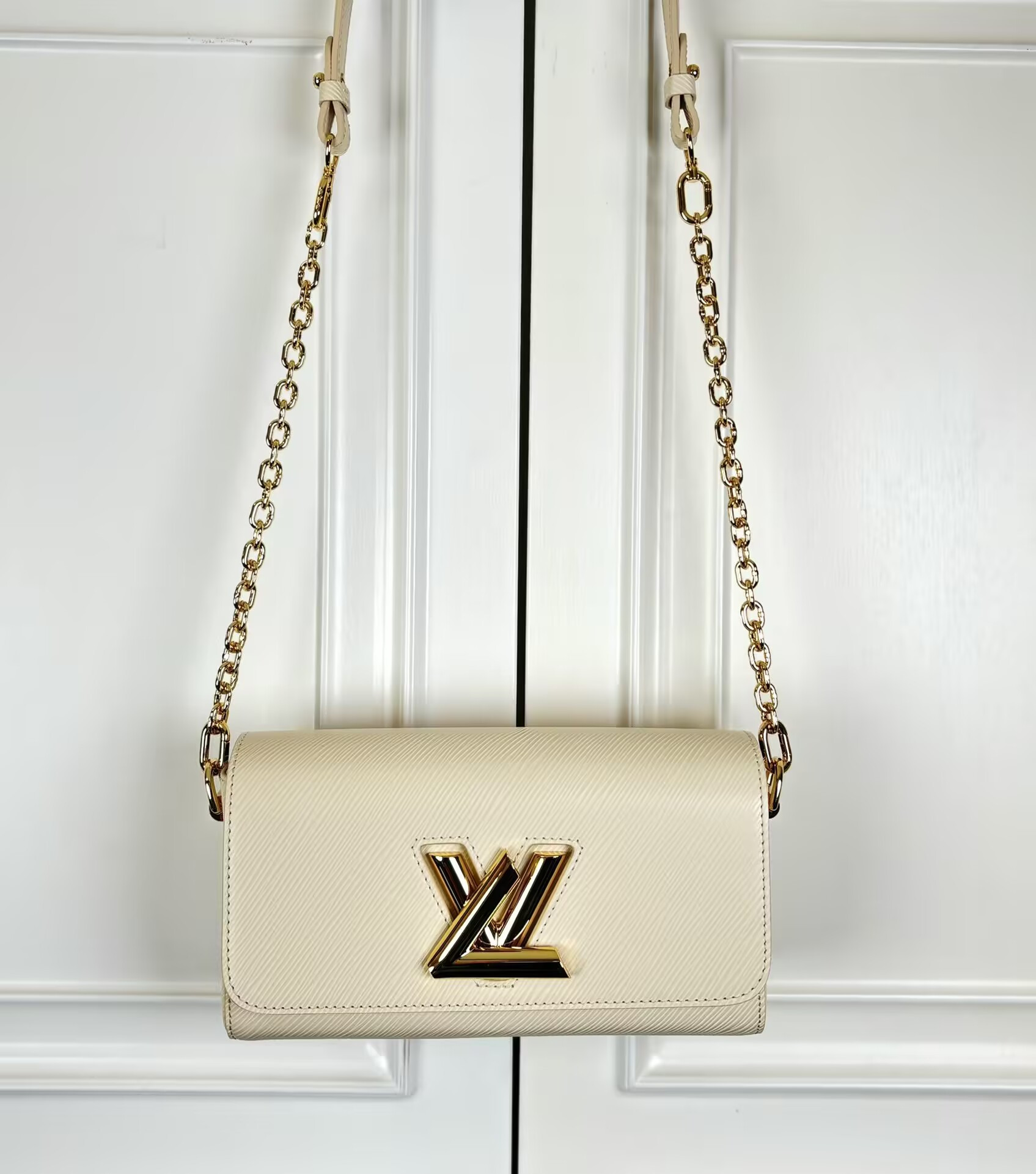 LV TWIST WEST Gloves M24550 12x7x23.5cm