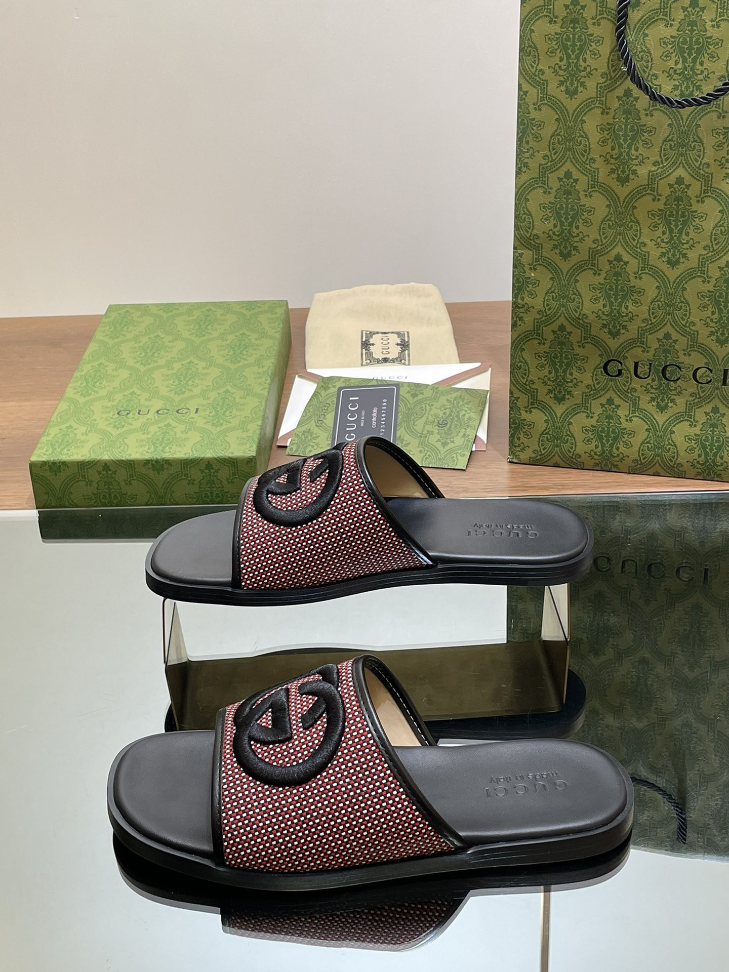 ua G*u*i interlocking g slide sandal