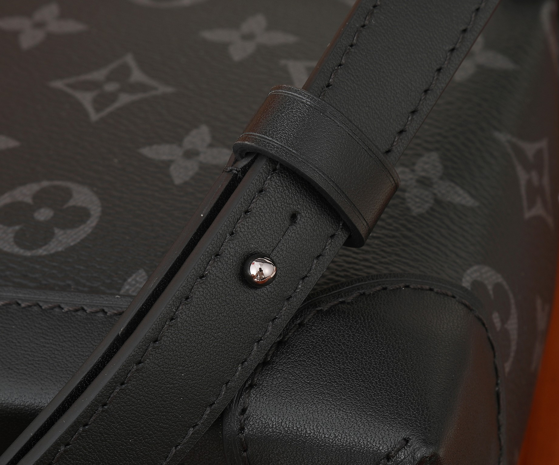 LV Nano Steamer M82774 5.9 x 7.1 x 2.8 in