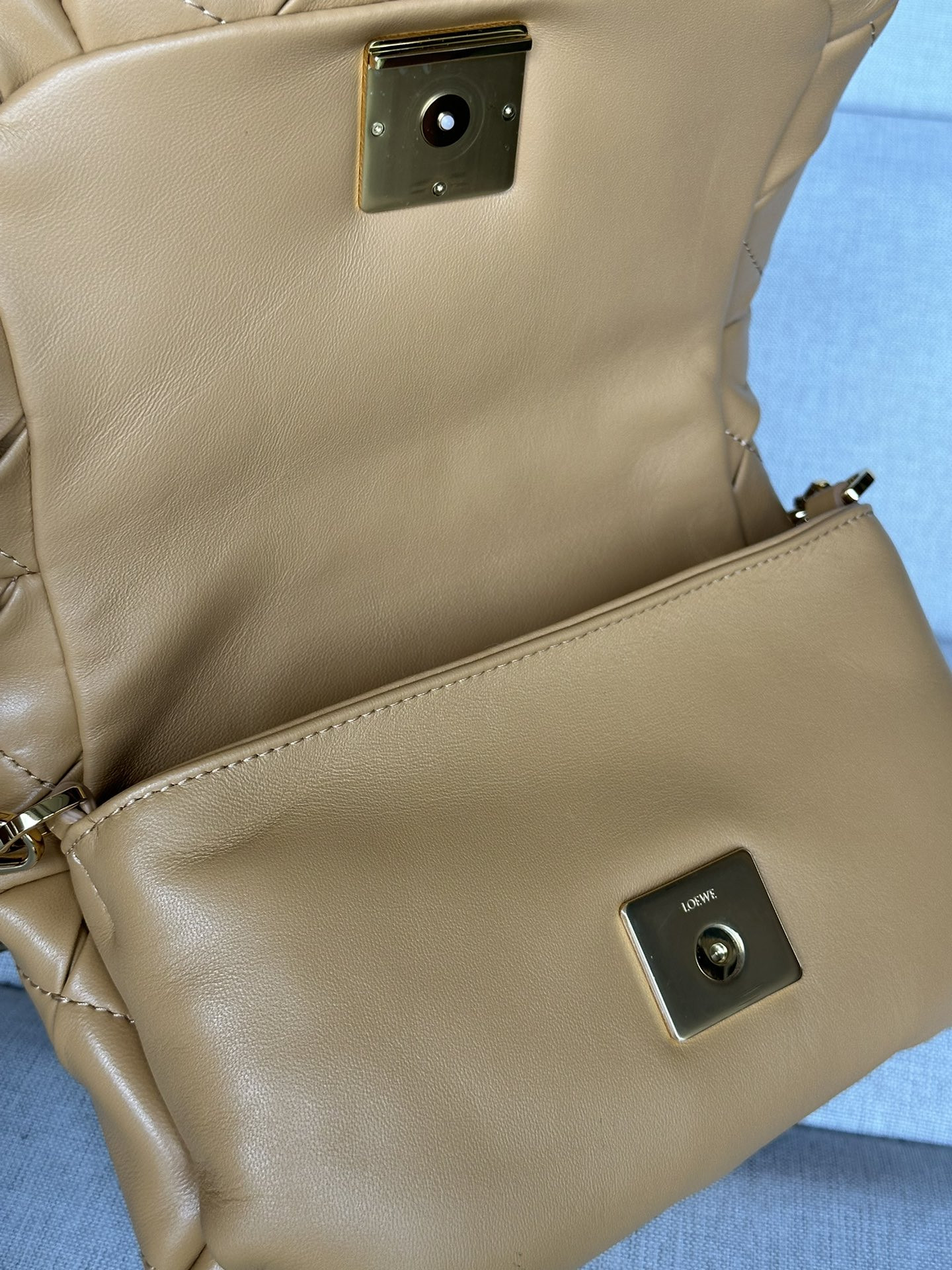 L0ew* mini puffer goya in pleated shiny nappa lambskin 20x6x13cm