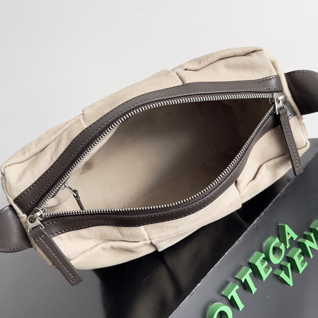 bo*te*ga Ve*ne*ta medium arco camera bag 19x27x9cm