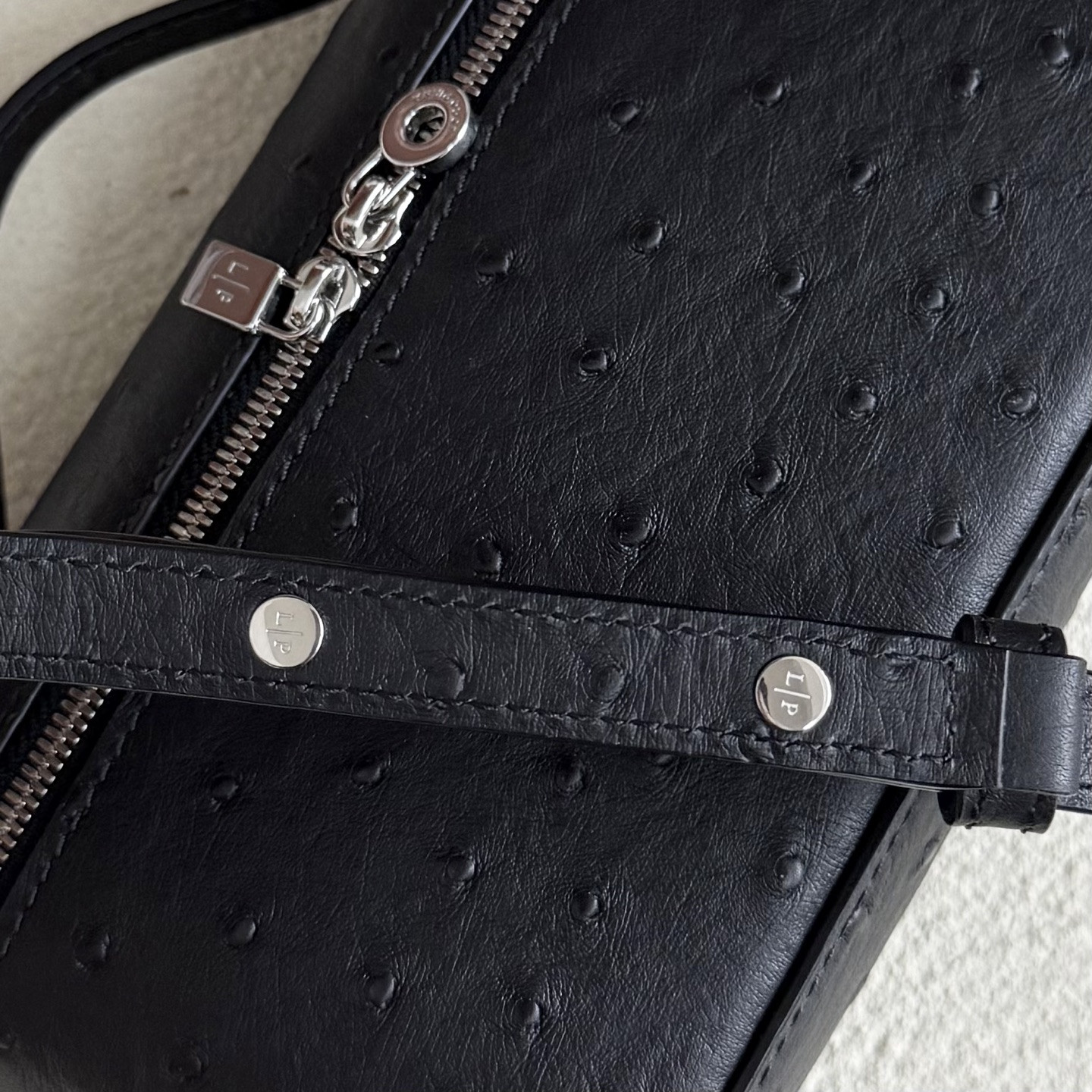 L**o p*ana extra pocket l19 ostrich-grained leather 11 x 19 x 6.5 cm