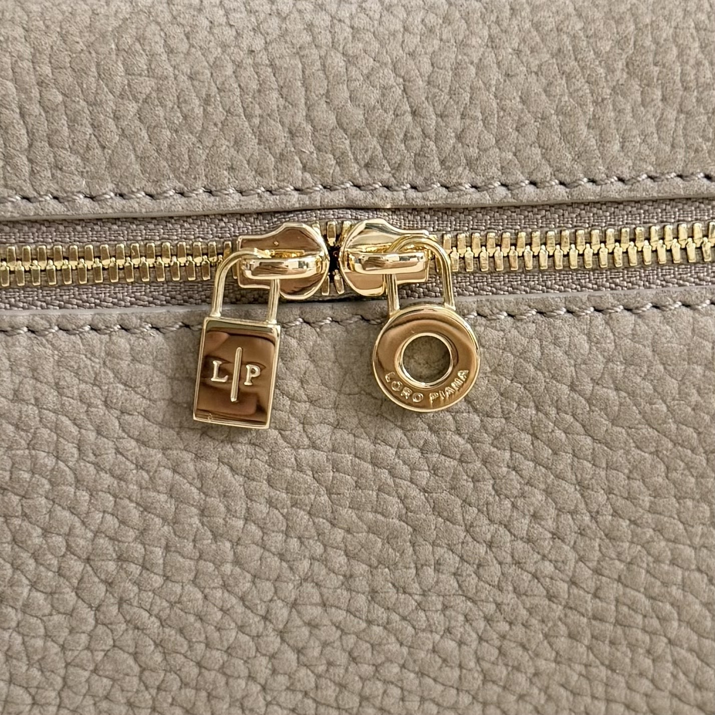 L**o p*ana extra pocket l19 grained calfskin 11 x 19 x 6.5 cm