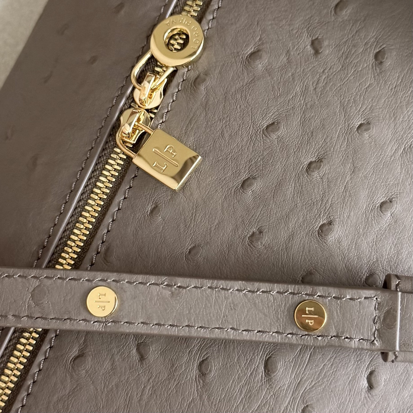 L**o p*ana extra pocket l27 ostrich-grained leather 16x27x10cm