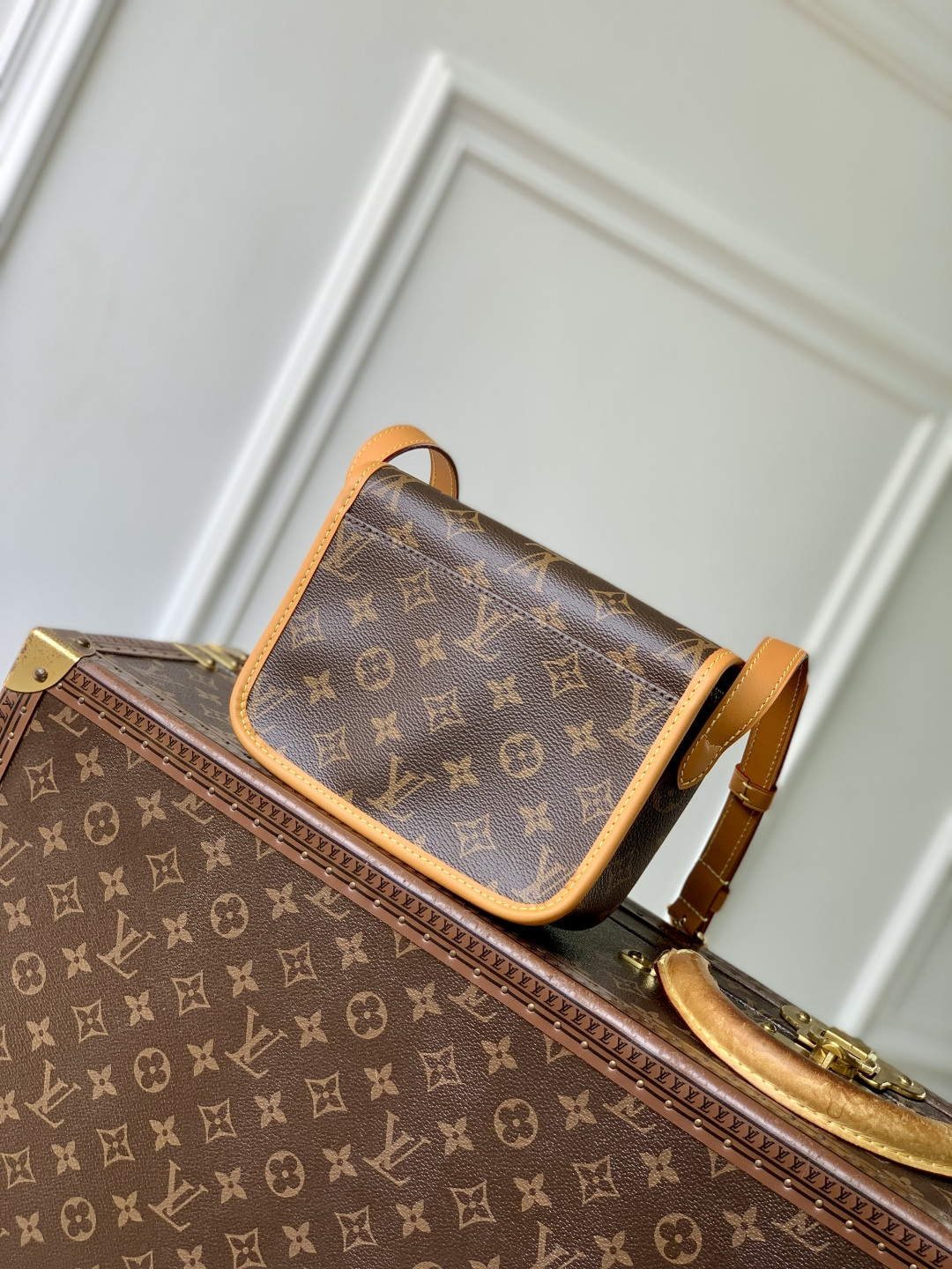 LV Satchel Wearable Wallet M26805 19.5x15x6cm
