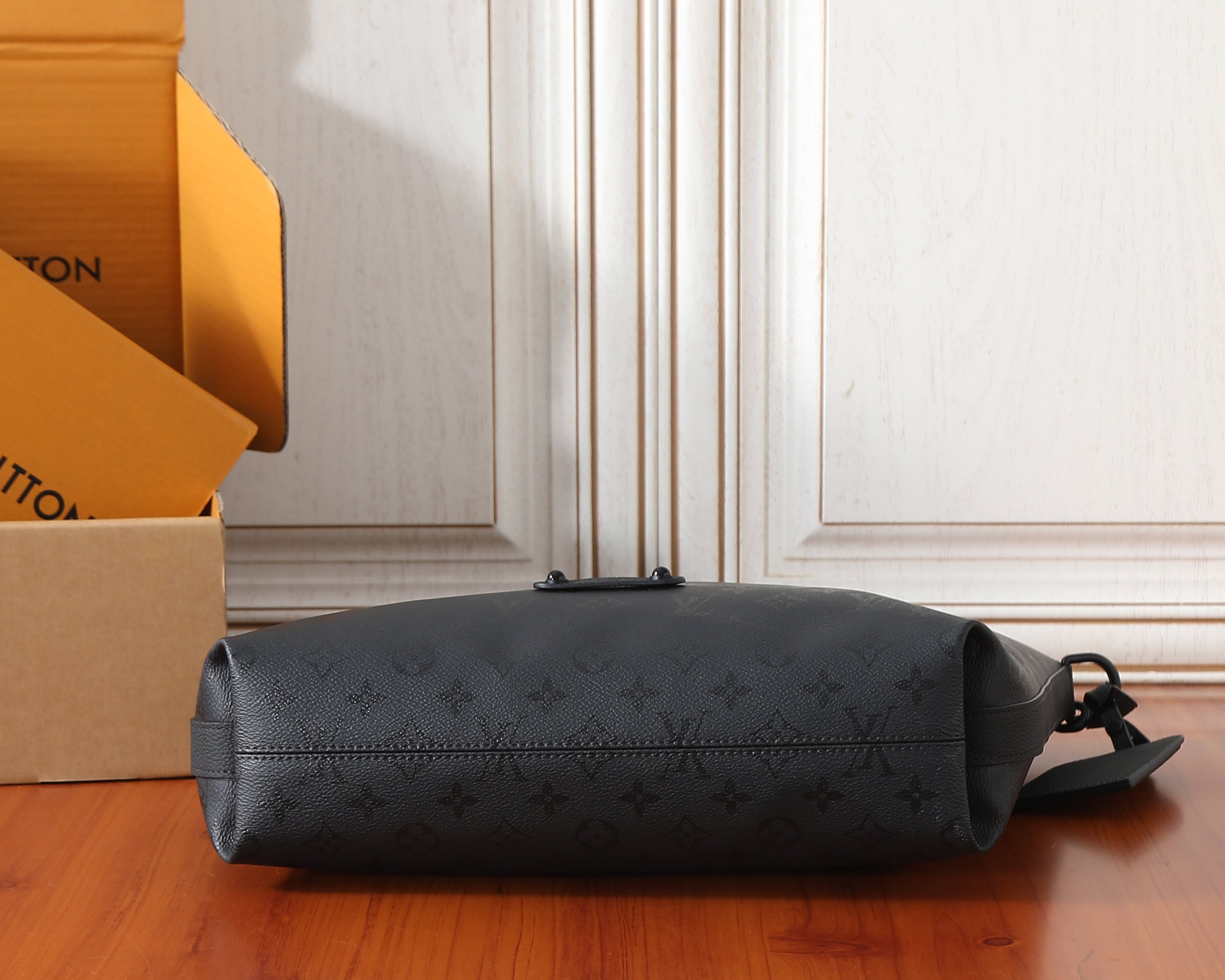 LV VAGABOND HOBO Handbag M27856 30x8.5x39cm